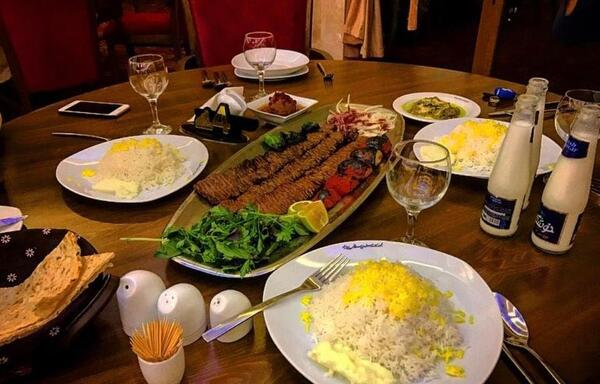 عکس میز غذا در رستوران