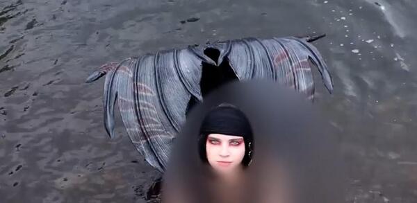 عکس پری دریایی در دریا واقعی