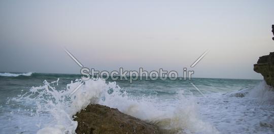 عکس دریا و صخره