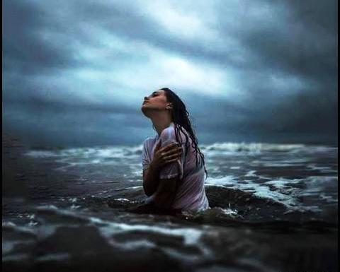 عکس لب دریا غمگین