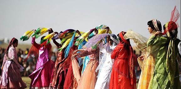 عکس عروس قشقایی با لباس سفید