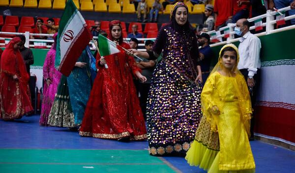 عکس عروس قشقایی با لباس سفید