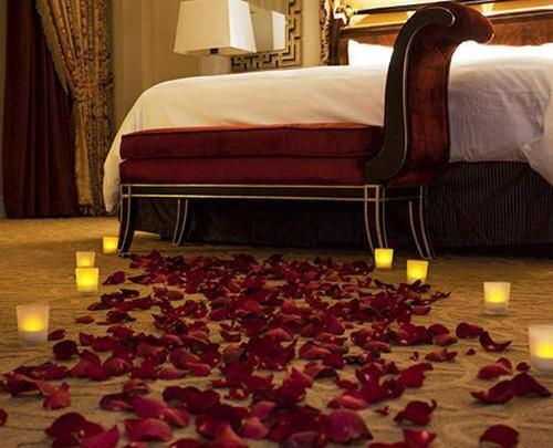 مدل عکس عروس و داماد در تخت خواب