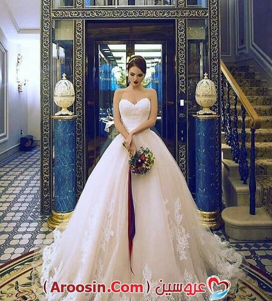 عکس عروس و داماد عاشقانه در باغ تالار