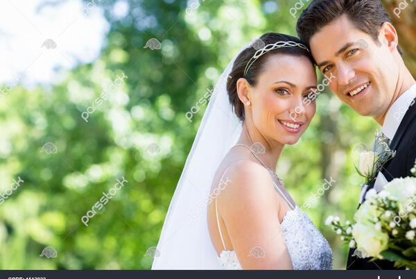 عکس عروس و داماد عاشقانه در باغ ایرانی