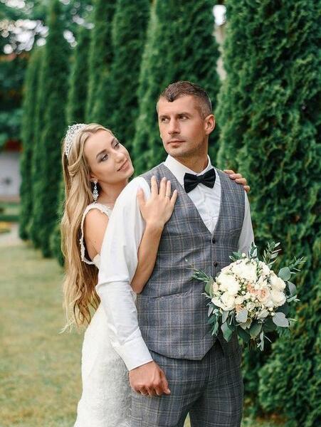 ژست های عکس عروس و داماد در باغ