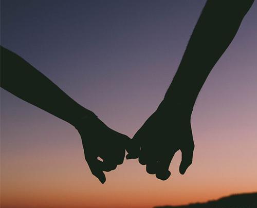 عکس پروفایل دست عاشقانه سیاه سفید