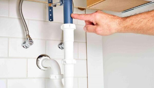 عکس بستن لوله های زیر سینک ظرفشویی