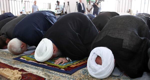 عکس روحانی و ظریف در مسجد اهل سنت
