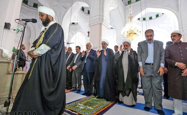 عکس روحانی و ظریف در مسجد اهل سنت