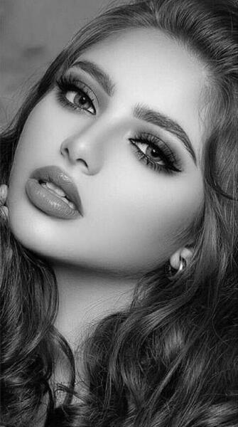 عکس چهره ساده سیاه قلم