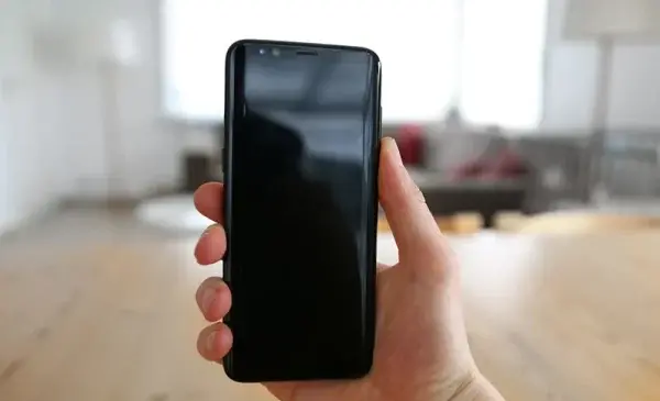 عکس صفحه ی گوشی سیاه