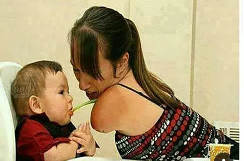 ویسگون زنان عکس شیر مادر به بچه