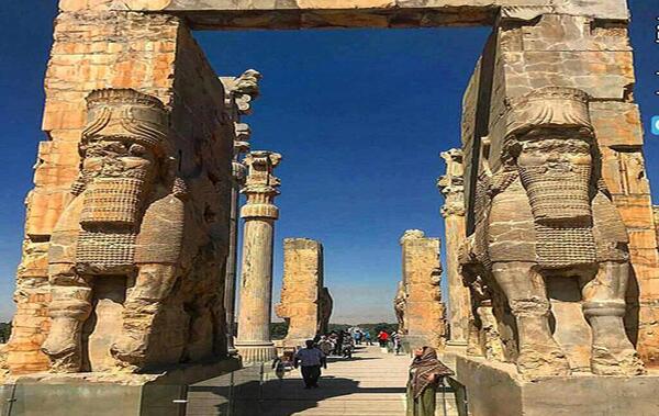 عکس شاه در مقبره کوروش