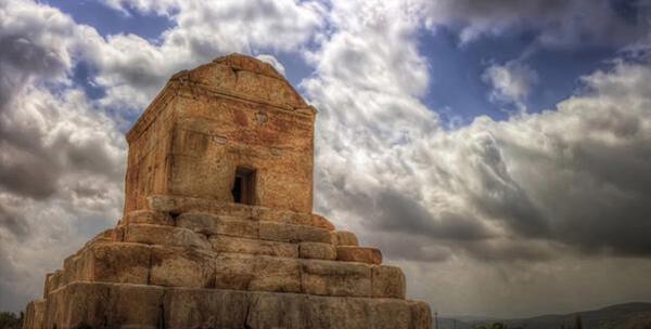 عکس شاه در مقبره کوروش