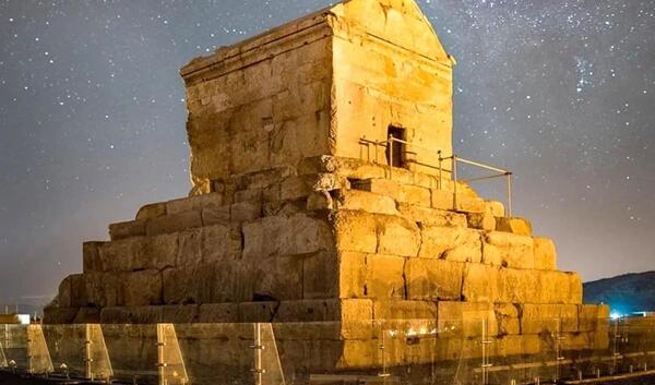 عکس شاه در مقبره کوروش