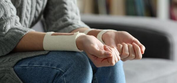 عکس شاهرگ و تیغ زخم عمیق