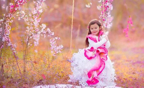 عکس دختر شاد در طبیعت