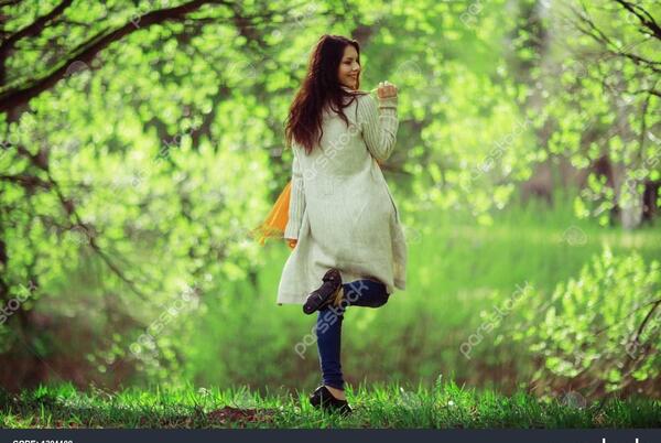 عکس زن شاد در طبیعت