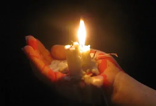 عکس شمع و دختر غمگین