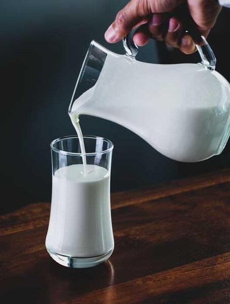 عکس شیر و لیوان