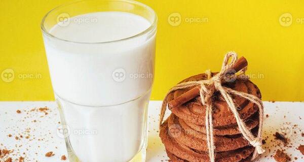 عکس شیر و لیوان