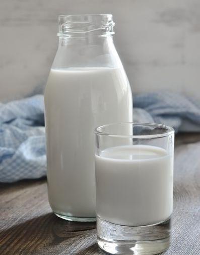 عکس شیر و لیوان
