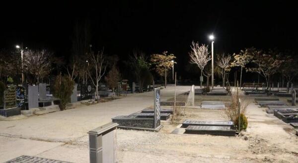 عکس قبرستان ایرانی در شب