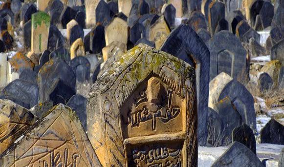 عکس قبرستان ایرانی در شب
