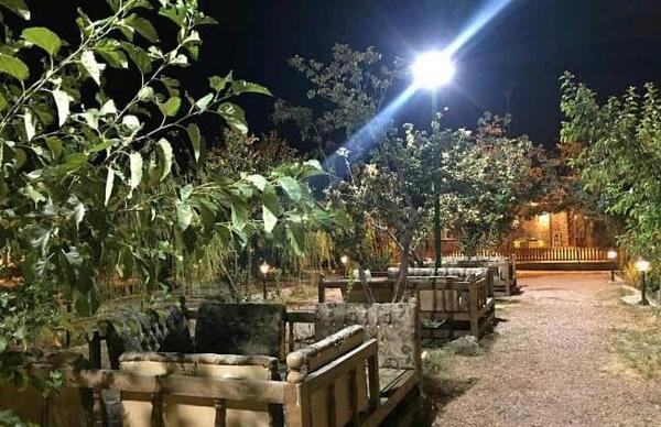 عکس خانه باغ در شب