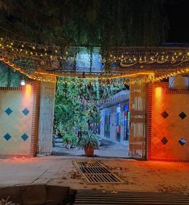 عکس خانه باغ در شب