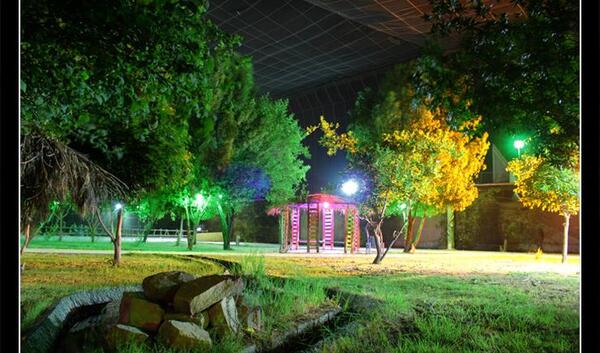 عکس خانه باغ در شب
