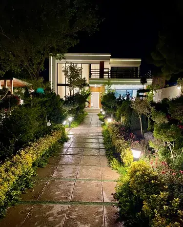 عکس خانه باغ در شب