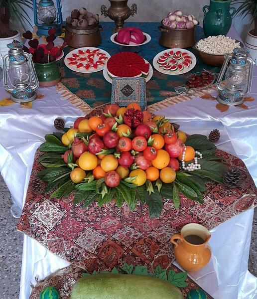 عکس سفره ی شب یلدا در مدرسه