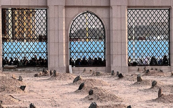 عکس قبرستان بقیع در شب