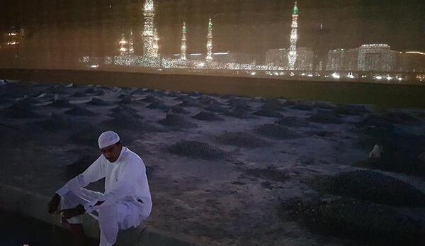 عکس قبرستان بقیع در شب