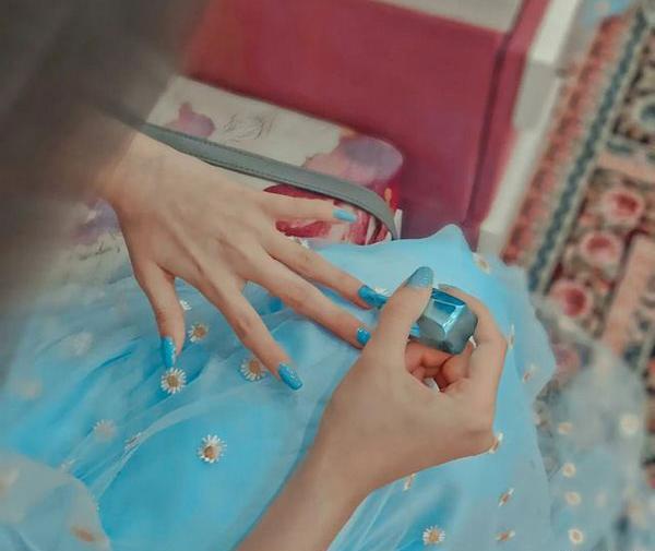 عکس دست دخترانه ساده برای پروفایل