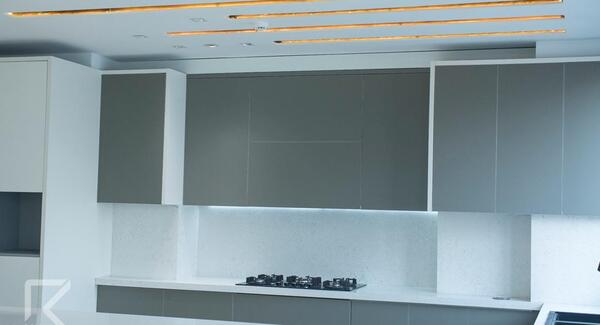 عکس کابینت آشپزخانه سفید طوسی
