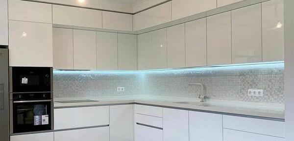 عکس کابینت آشپزخانه سفید طوسی