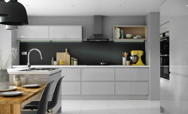 عکس کابینت آشپزخانه سفید و طوسی