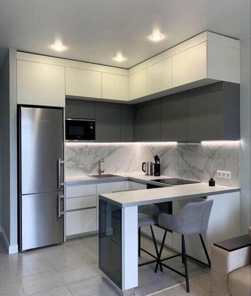 عکس کابینت آشپزخانه سفید و طوسی