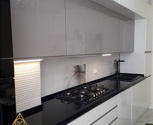 عکس کابینت آشپزخانه سفید و طوسی