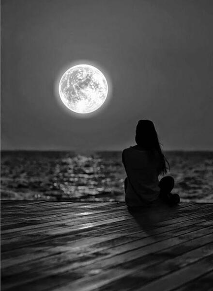 عکس پس زمینه سیاه سفید غمگین