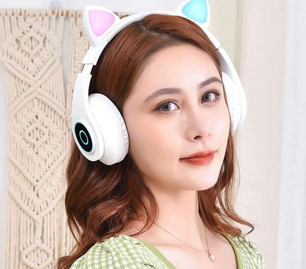 عکس هدفون سفید گربه ای