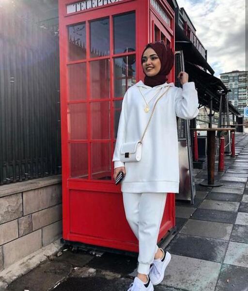 عکس دختر با هودی سفید