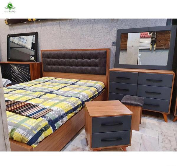 عکس تخت خواب سفید و بنفش
