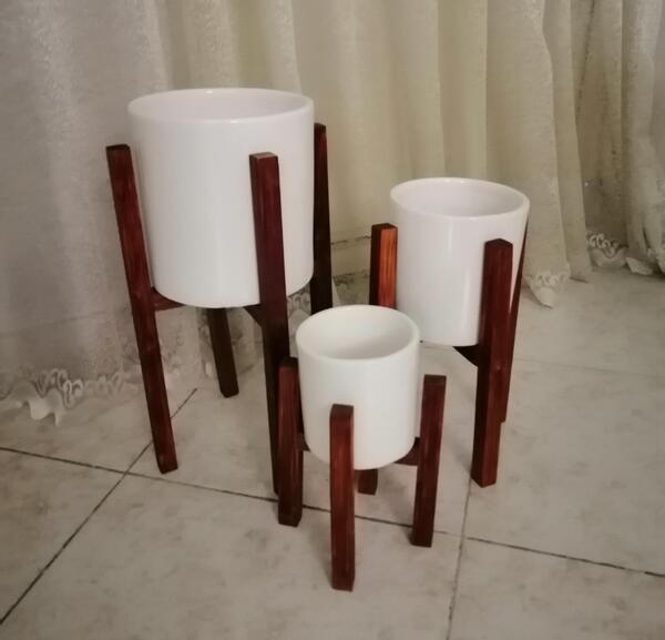 عکس پایه گلدان سفید