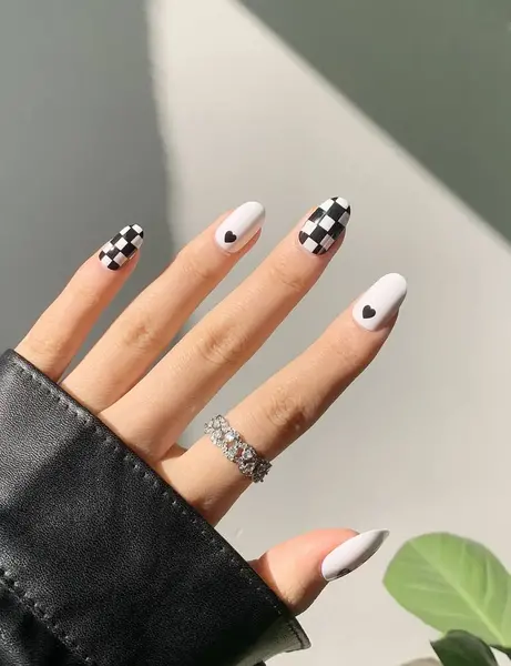 عکس ناخن ژلیش سیاه سفید