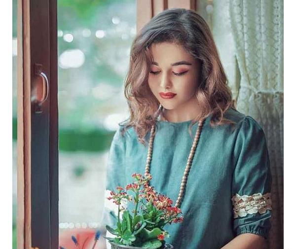 ژست های عکس گرفتن دخترانه