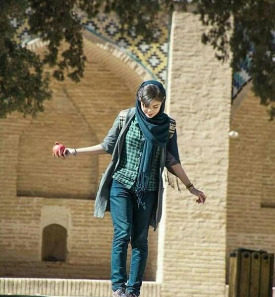 ژست های عکس گرفتن دخترانه